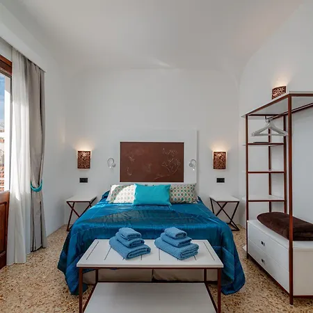 Sorella Luna Boutique, Centro Di