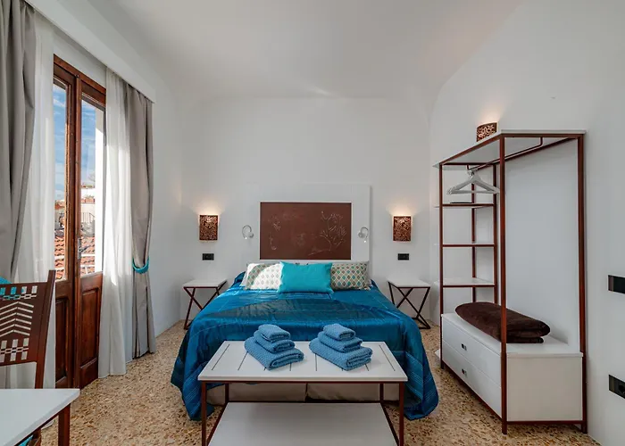 Sorella Luna Boutique, Centro Di